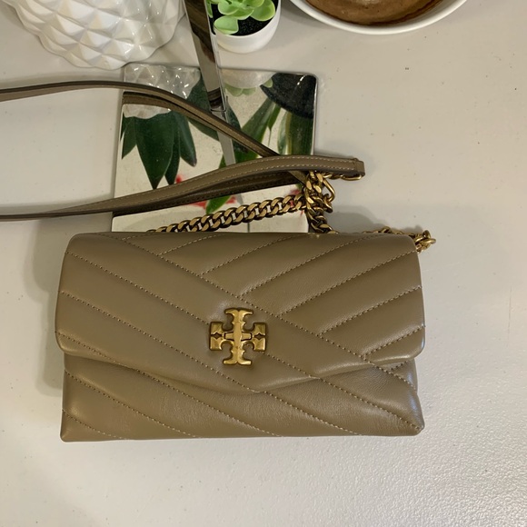 ππ TORY BURCH Kira Chevron Chain Wallet - Picture 8 of 13